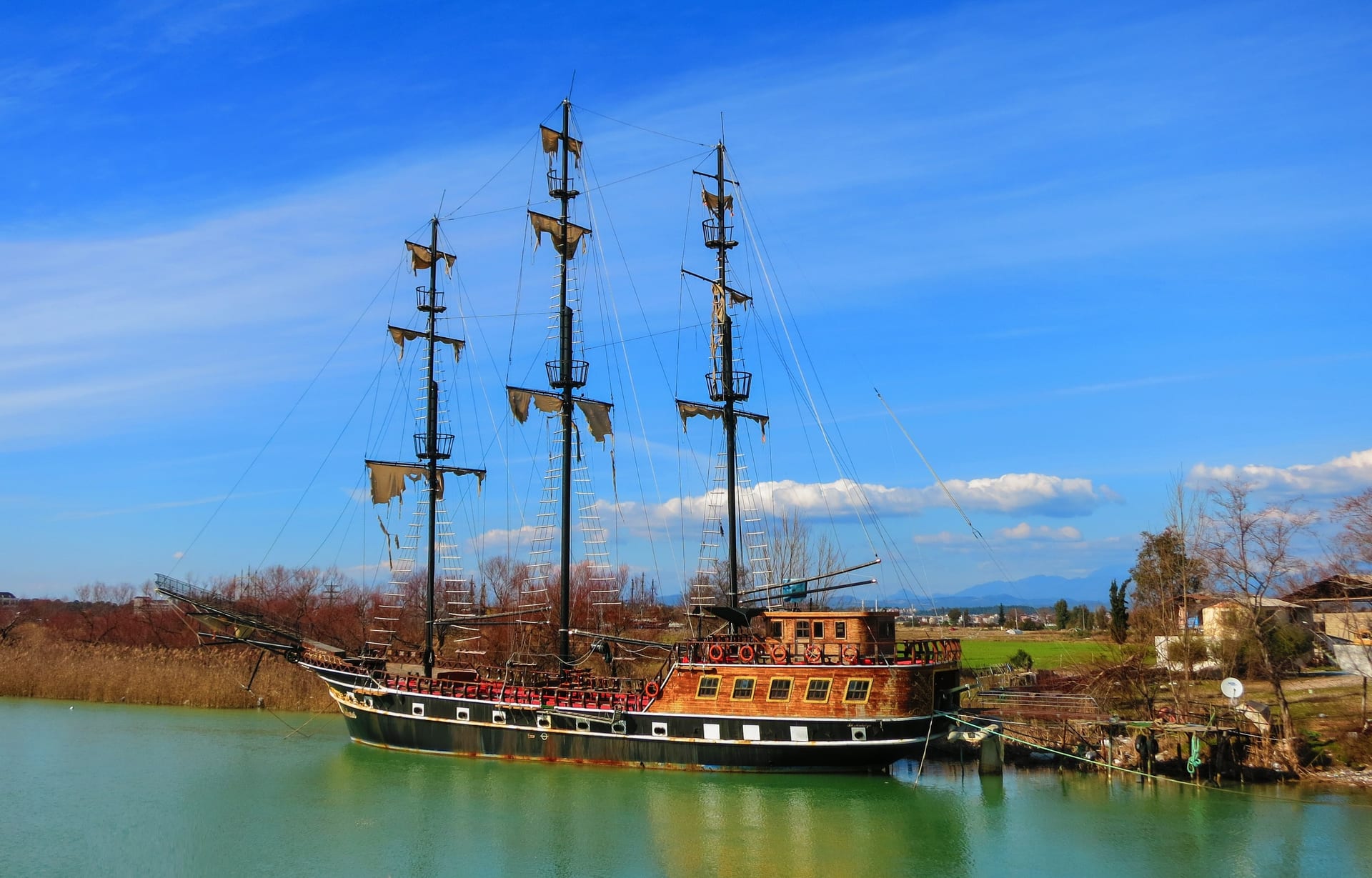 Cruise ship on the Turkish Riviera — plan your return to the ship